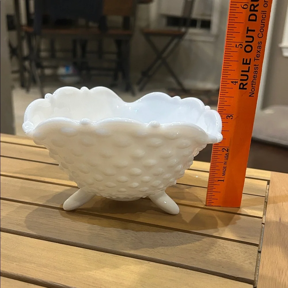 Vgt White Hobnail Glass Bowl. Milk glass three footed design. - Picture 2 of 5